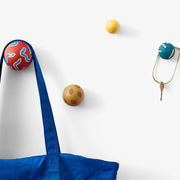 Les crochets muraux de Chiaozza de Areaware sur le mur avec sac