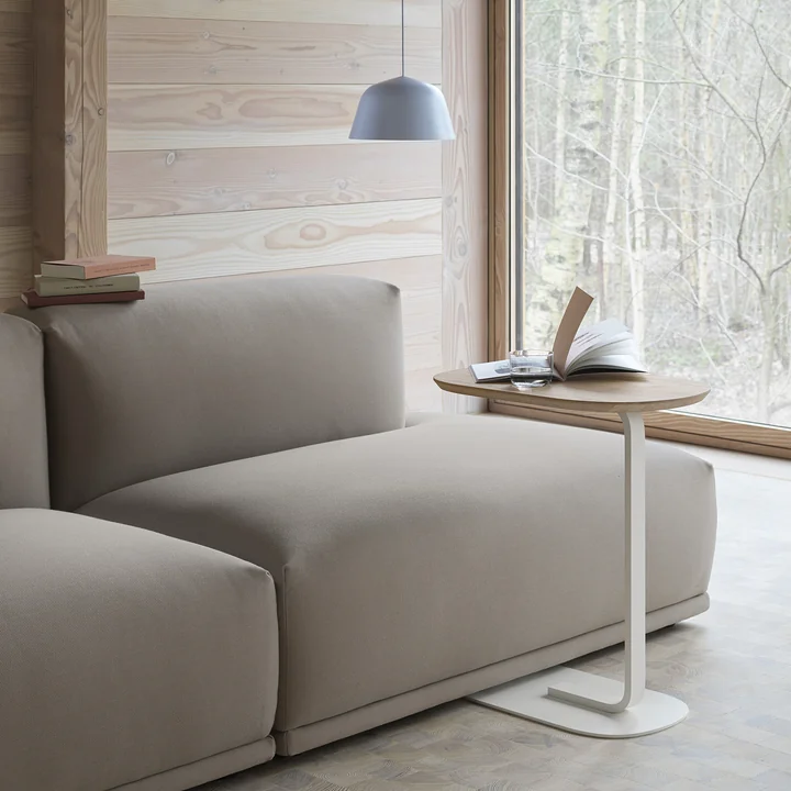 Ambit lampe suspendue Ø 25 cm en bleu clair et Relate Side Table avec la hauteur de 60 cm en chêne / blanc cassé de Muuto