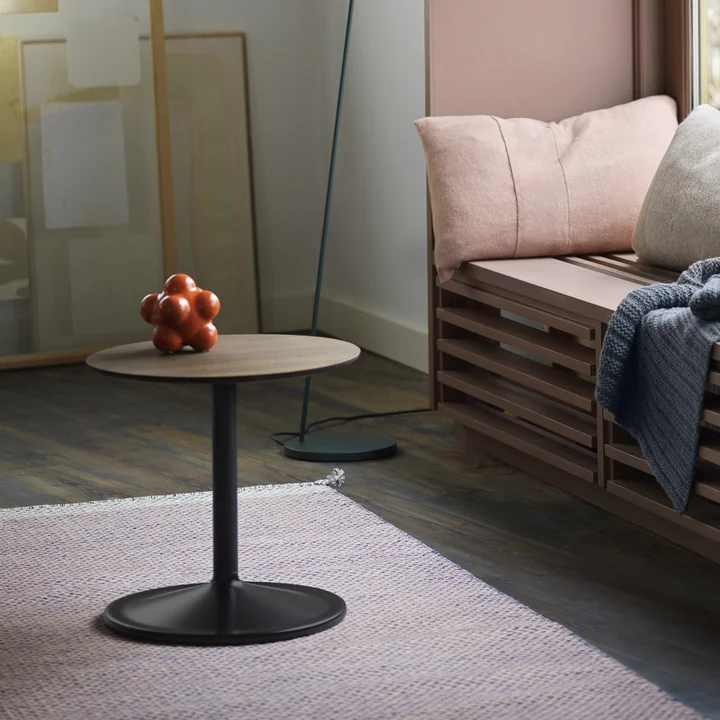 Soft Table d'appoint de Muuto en chêne fumé / noir