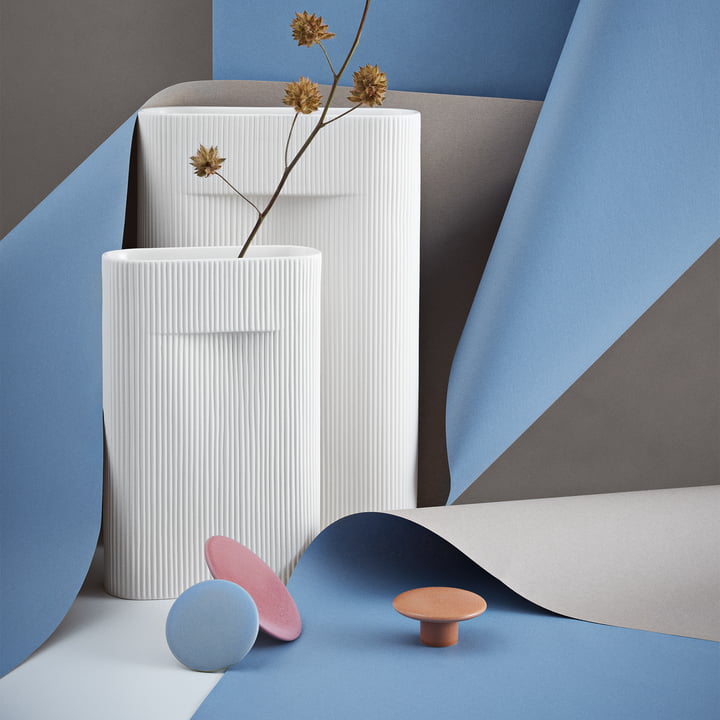 Ridge Vase, blanc cassé et crochet mural The Dots by Muuto