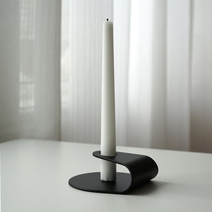 Le bougeoir noir Nightlight de Born in Sweden est particulièrement élégant.