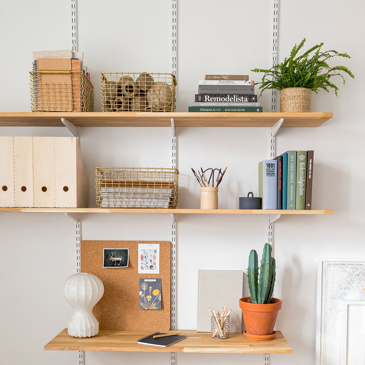 Le panier Rectangular de Korbo sur l'étagère du bureau