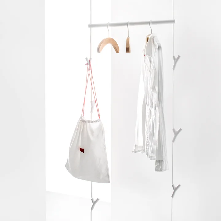 Le porte-manteau Wardrope de Authentics avec de nombreux accessoires