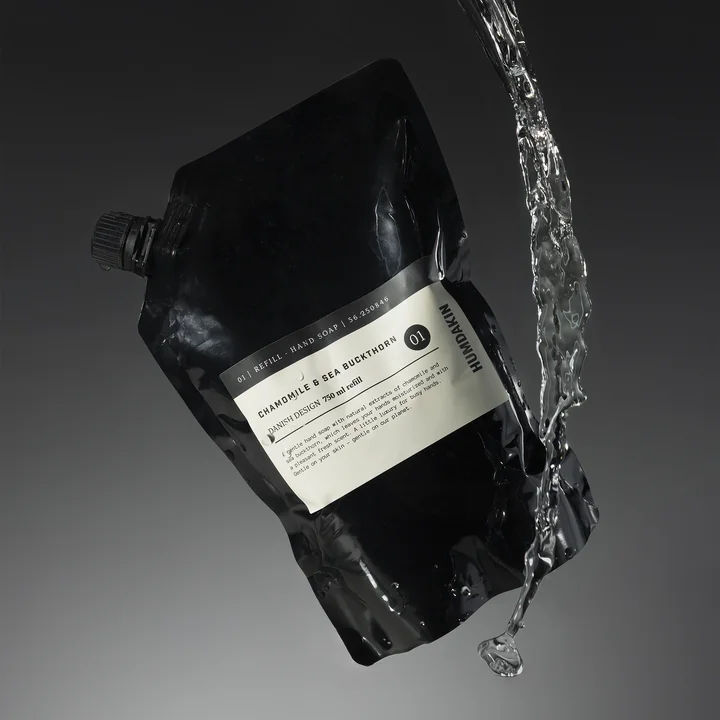 La recharge de savon pour les mains Humdakin protège l'environnement en évitant de multiplier les emballages.