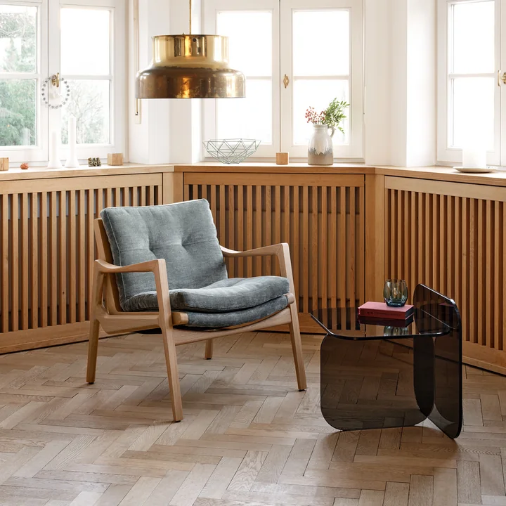 Table d'appoint discrète dans le salon