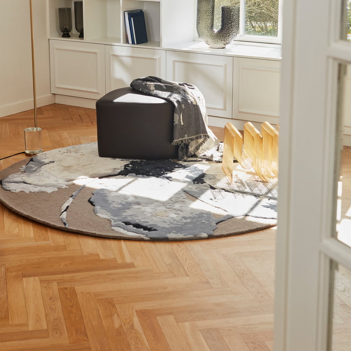 Le tapis Floreo & Plaid avec le Pouf Stilla par AYTM