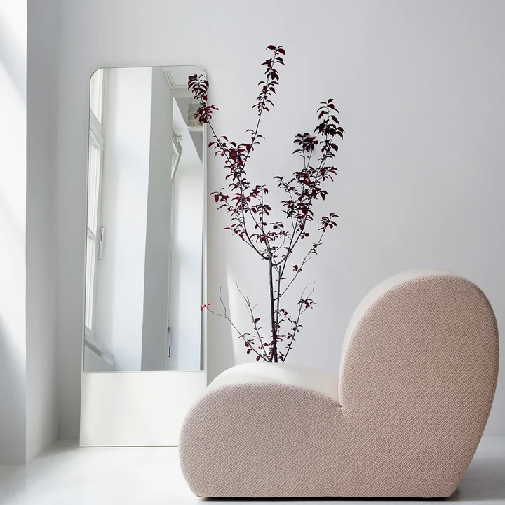 Miroir minimaliste avec support en bois