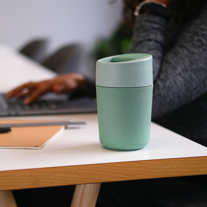 Sipp Tasse de voyage avec couvercle à charnière de Joseph Joseph