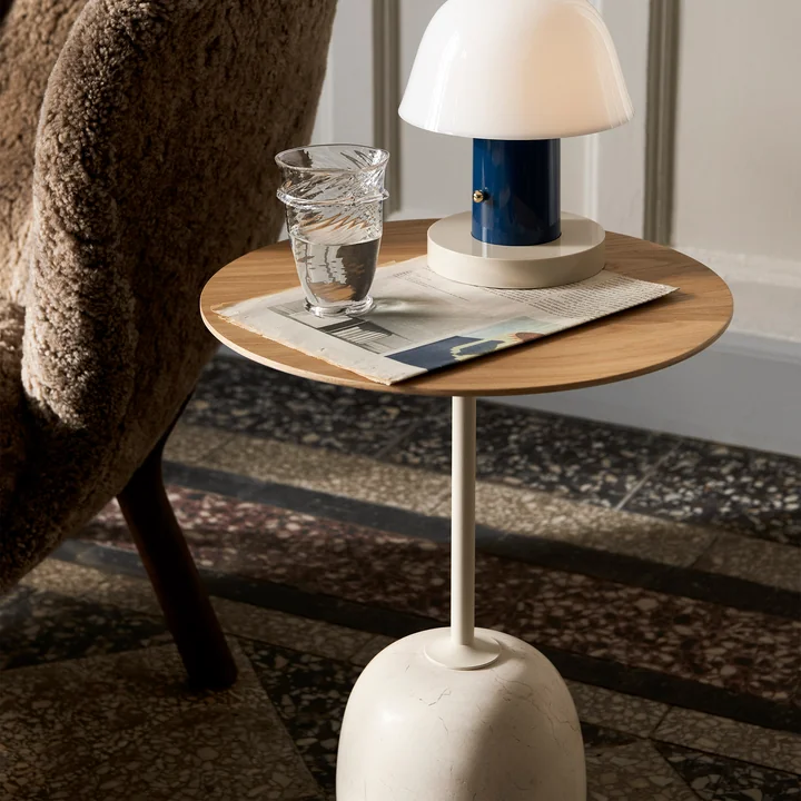 Table d'appoint discrète en matériaux nobles