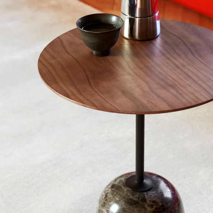 Table d'appoint noble et intemporelle en bois et marbre