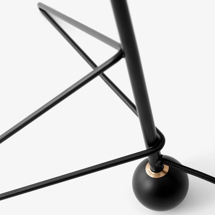 Lampe de table avec structure en acier équilibrée