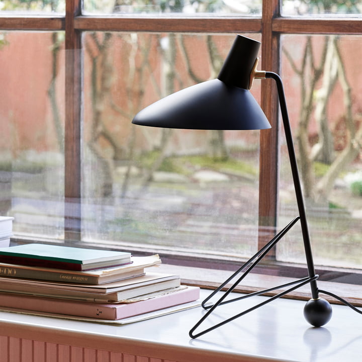 La lampe de table Tripod HM9 dans la salle de lecture