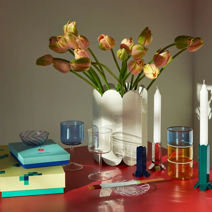 Le verre à vin Tint de HAY en différentes couleurs