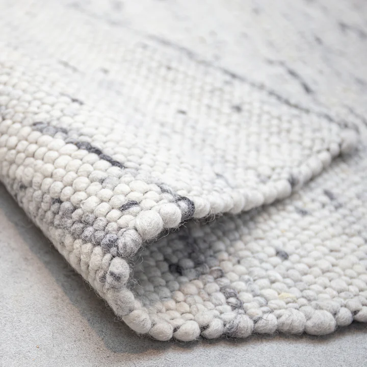 Tapis en boule de feutre Pebble de Collection en beige chiné