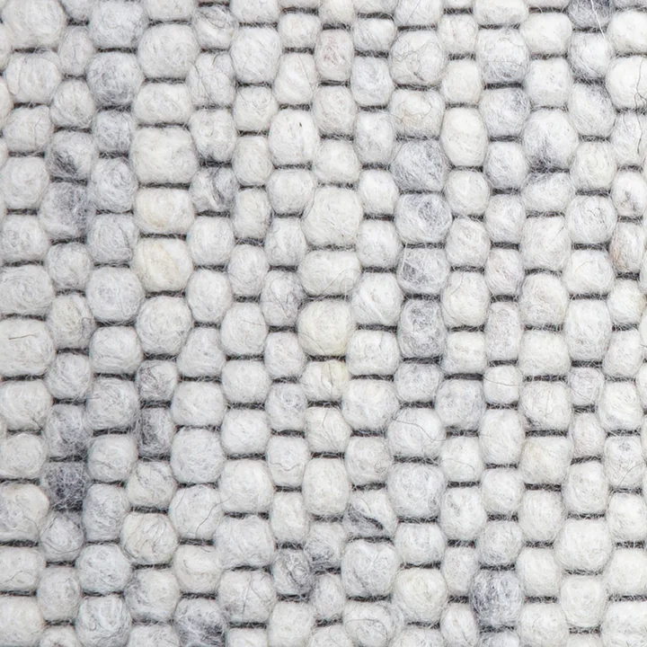 Tapis en boule de feutre Pebble de Collection en beige chiné