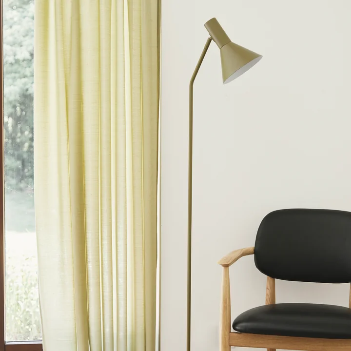 Le lampadaire Lyss dans le salon