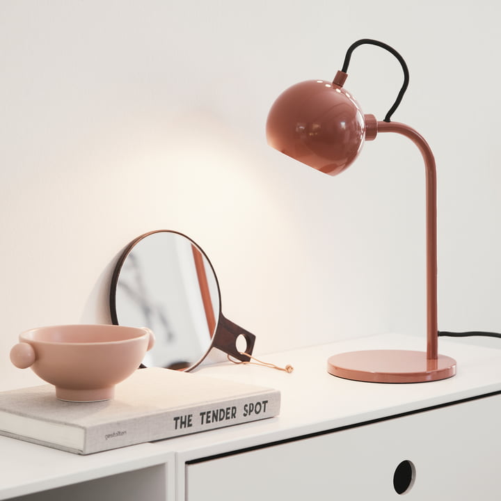 Lampe design mince sur le buffet