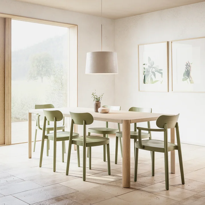 Table en bois intemporelle dans la salle à manger