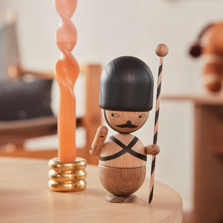 Savi Chandelier en laiton et figurine en bois Gilbert Guard de OYOY