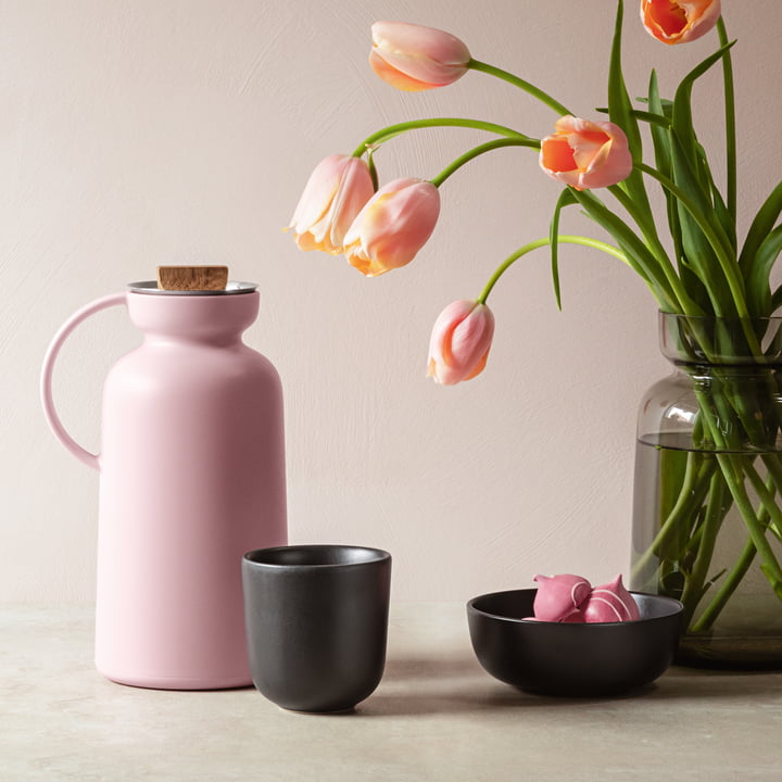 Pot isolant Silhouette 1 l en quartz rose et Nordic Kitchen Bol et tasse isotherme de Eva Solo