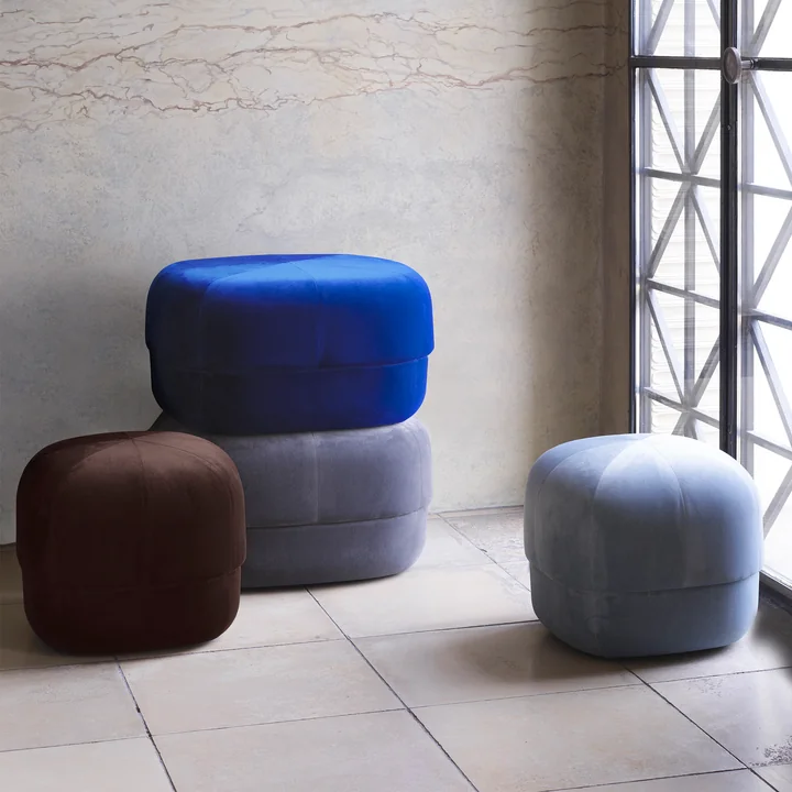 Circus Pouf de Normann Copenhagen en velours café et velours bleu électrique