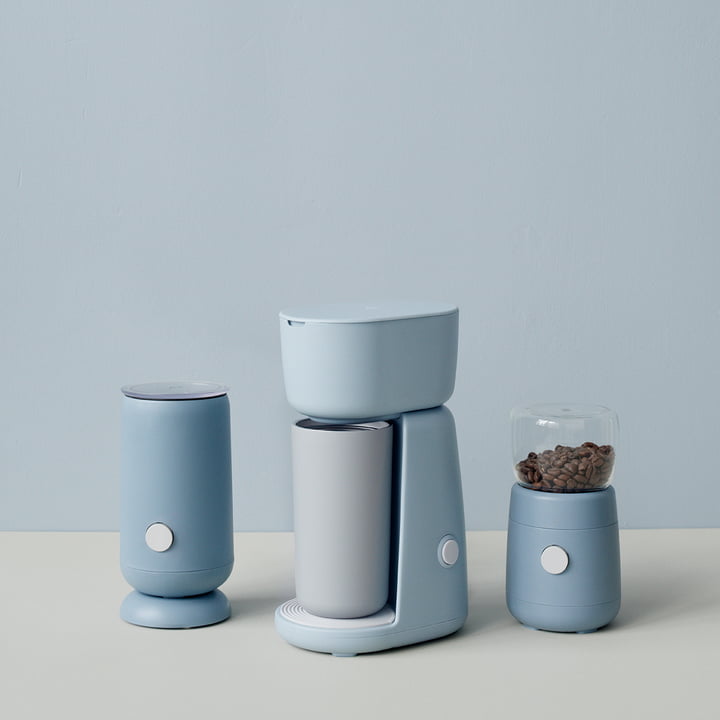 Mousseur à lait, machine à café et moulin à café de Rig-Tig by Stelton dans la vue d'ambiance, bleu clair.