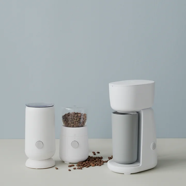 Mousseur à lait, moulin à café et machine à café de Rig-Tig by Stelton dans la vue d'ambiance, blanc.