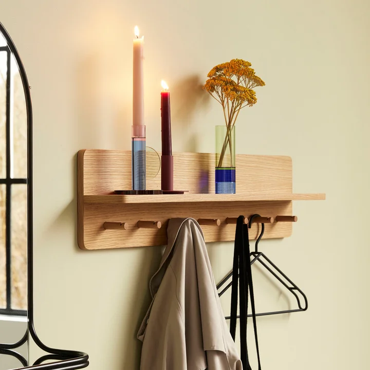 Tablette pratique avec crochets pour vêtements