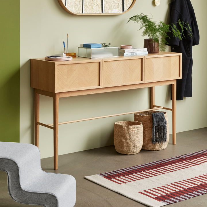 Table console en chêne dans le couloir