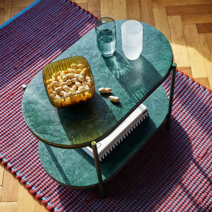 Table d'appoint en marbre dans le salon