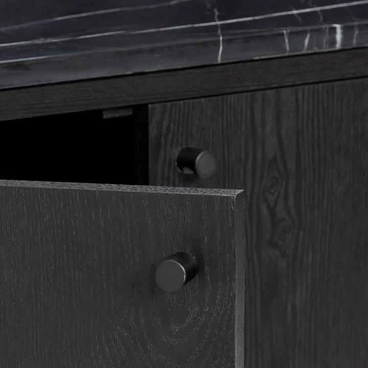 La porte de la commode en marbre