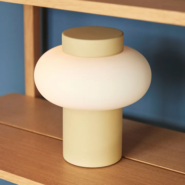Lampe de table en verre opale de Hübsch Interior en jaune