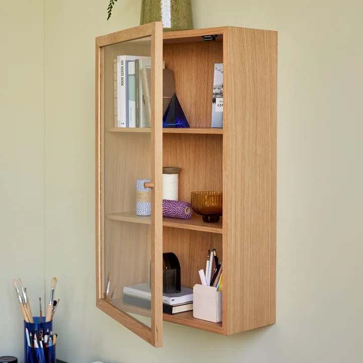 Armoire en chêne avec porte vitrée dans le salon