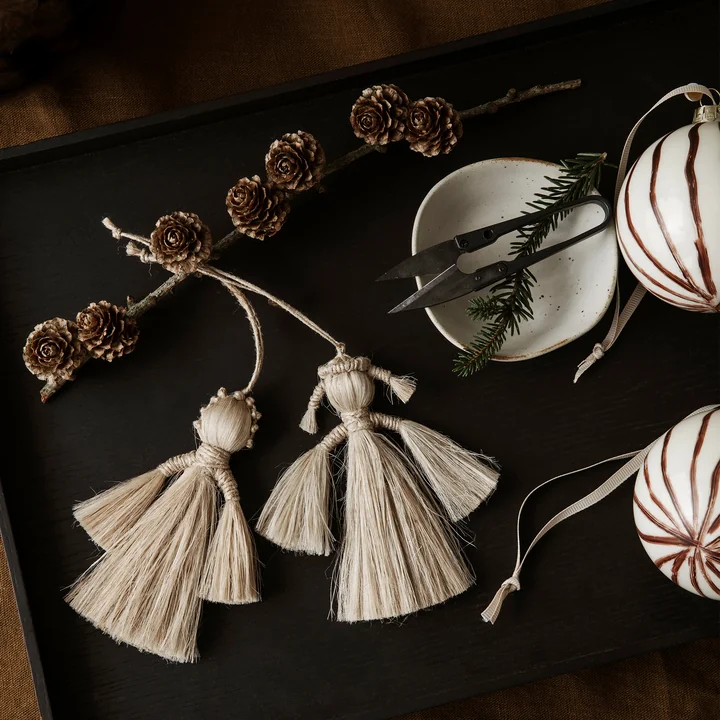 Ange suspendu en jute et boules de sapin de Noël Lines par Ferm Living