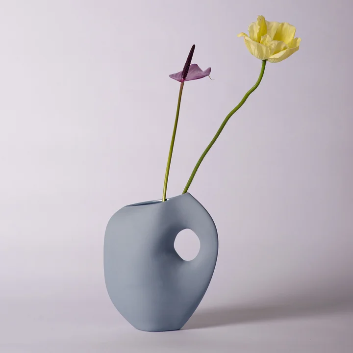 Aura Vase I de Schneid en bleu poudre