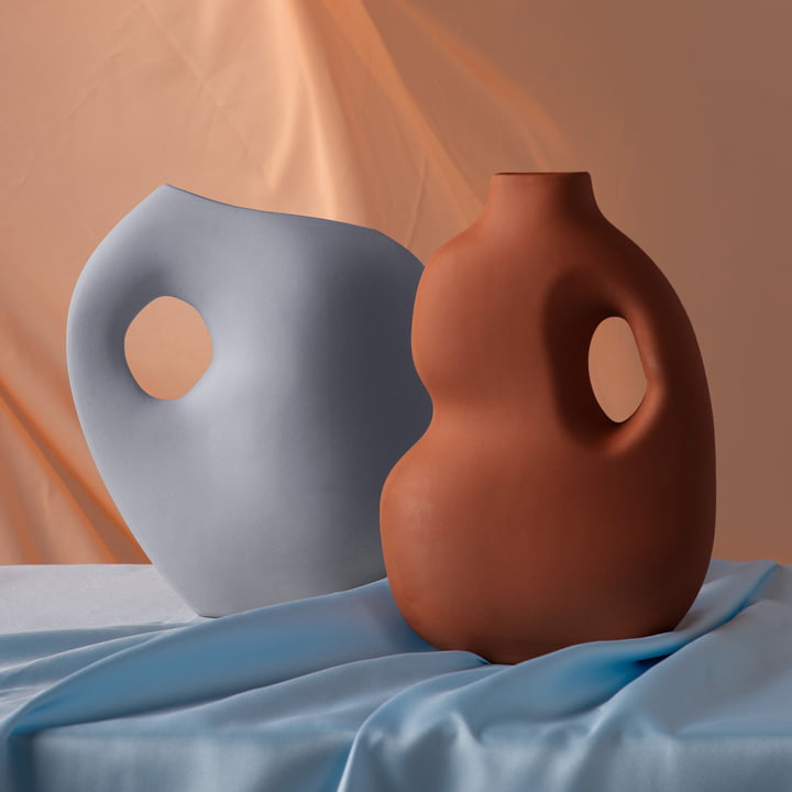 Aura Vase I en bleu poudre et Vase II en rouille par Schneid