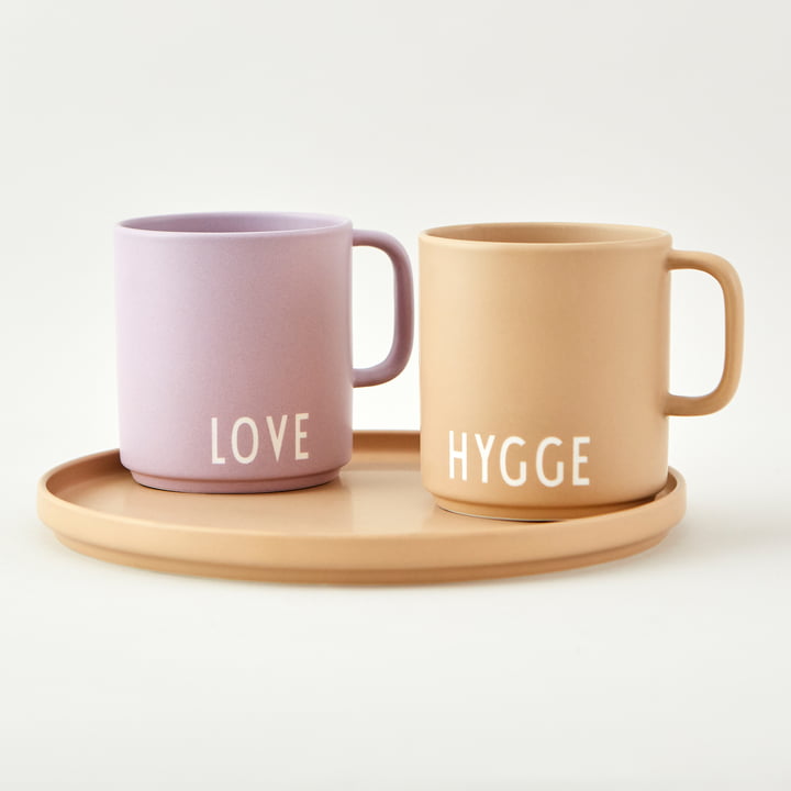 Design Letters - AJ Favourite Tasse en porcelaine avec anse, Love / lavande - Hygge / beige