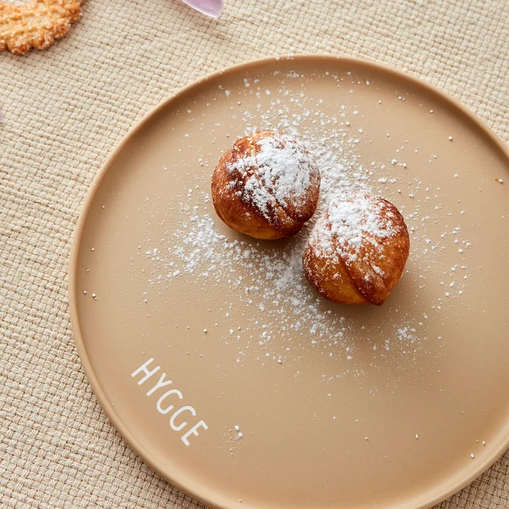 AJ Favourite Assiette en porcelaine de Design Letters en Hygge / beige