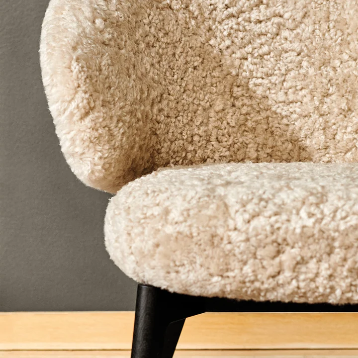 Let Chaise longue cadre en bois, peau de mouton de Fritz Hansen en clair de lune bouclé / noir