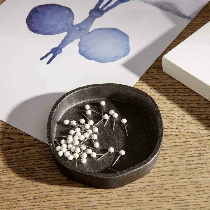 Yama Étagère ronde de Ferm Living dans la couleur noire