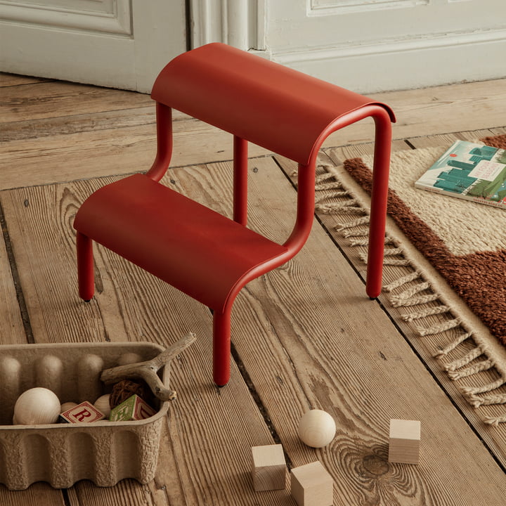 Up Step Tabouret multifonctionnel de ferm Living dans la couleur poppy red