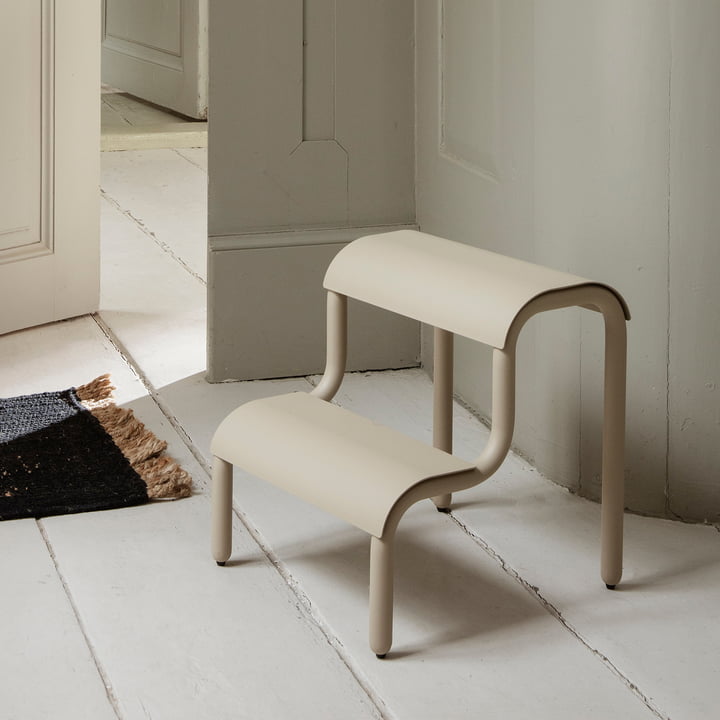 Up Step Tabouret multifonctionnel de ferm Living dans la couleur cashmere