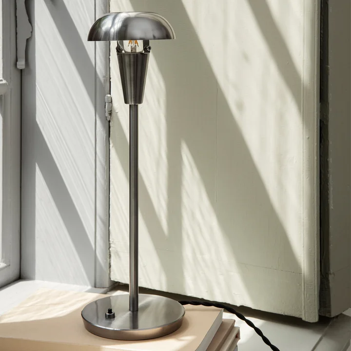 Tiny Lampe de table de Ferm Living dans la finition nickelée
