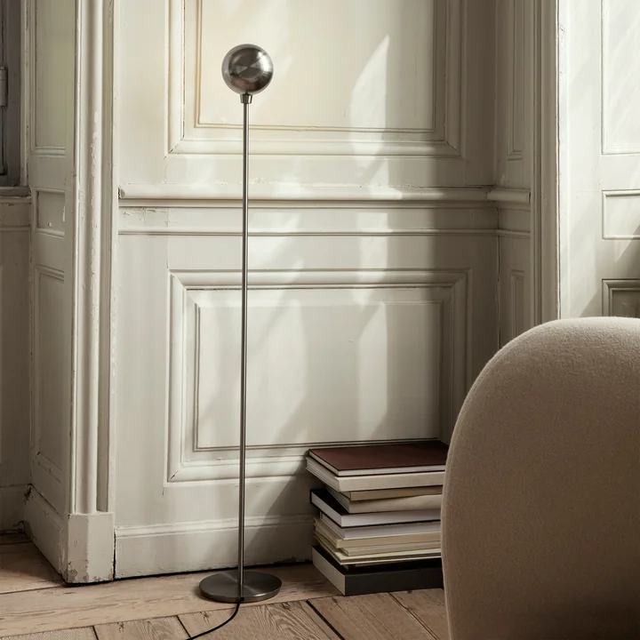 Tiny Lampadaire de Ferm Living dans la finition nickelée