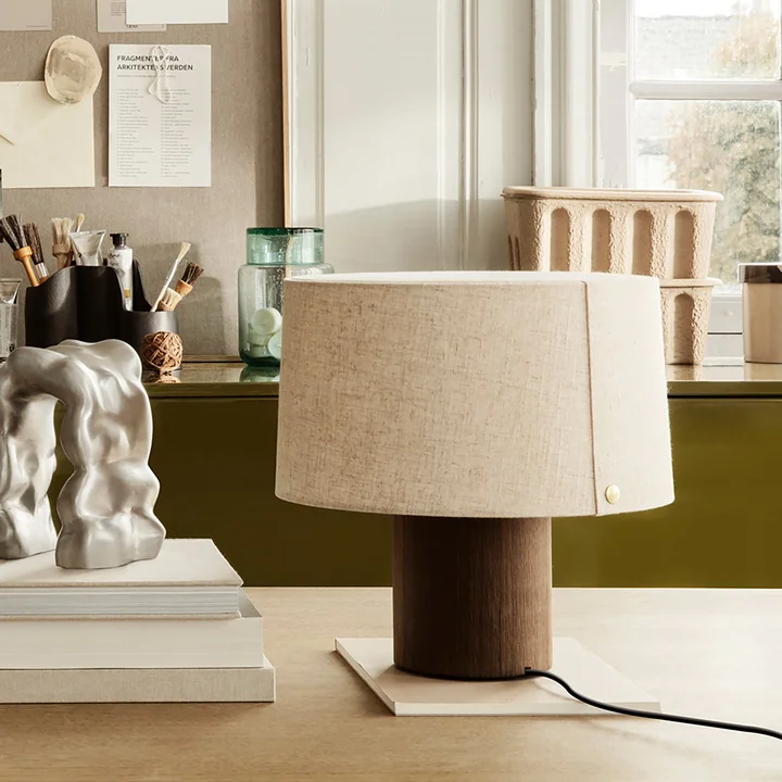 Post Lampe de table Basis de Ferm Living dans la version Solid, chêne fumé