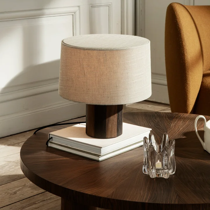 Post Lampe de table Basis de Ferm Living dans la version Lines, chêne fumé / noir