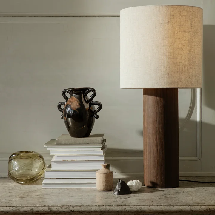 Post Lampadaire Basis de Ferm Living dans la version Solid, chêne fumé