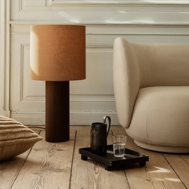 Post Lampadaire Basis de Ferm Living dans la version Solid, chêne fumé