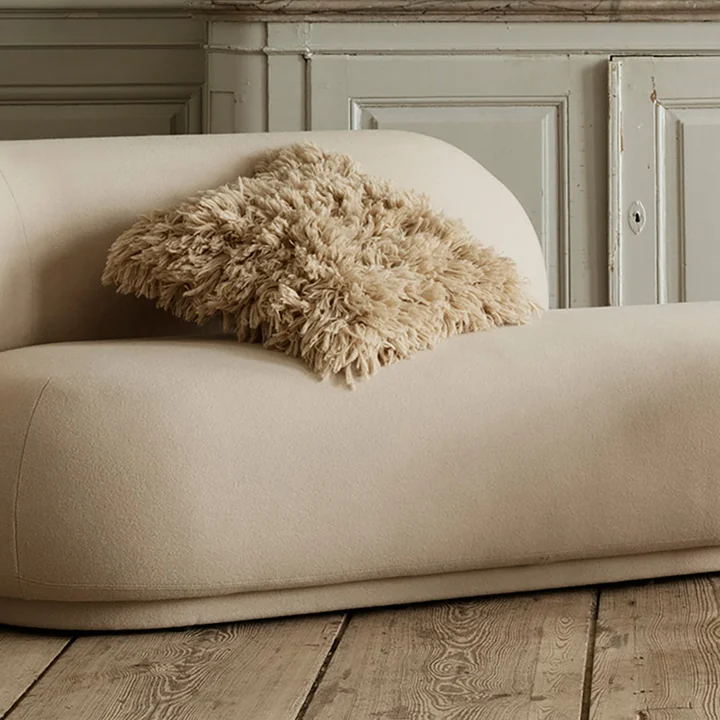Meadow Coussin à poils hauts de Ferm Living dans le coloris light sand