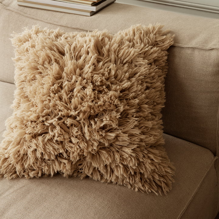 Meadow Coussin à poils hauts de ferm Living dans le coloris light sand